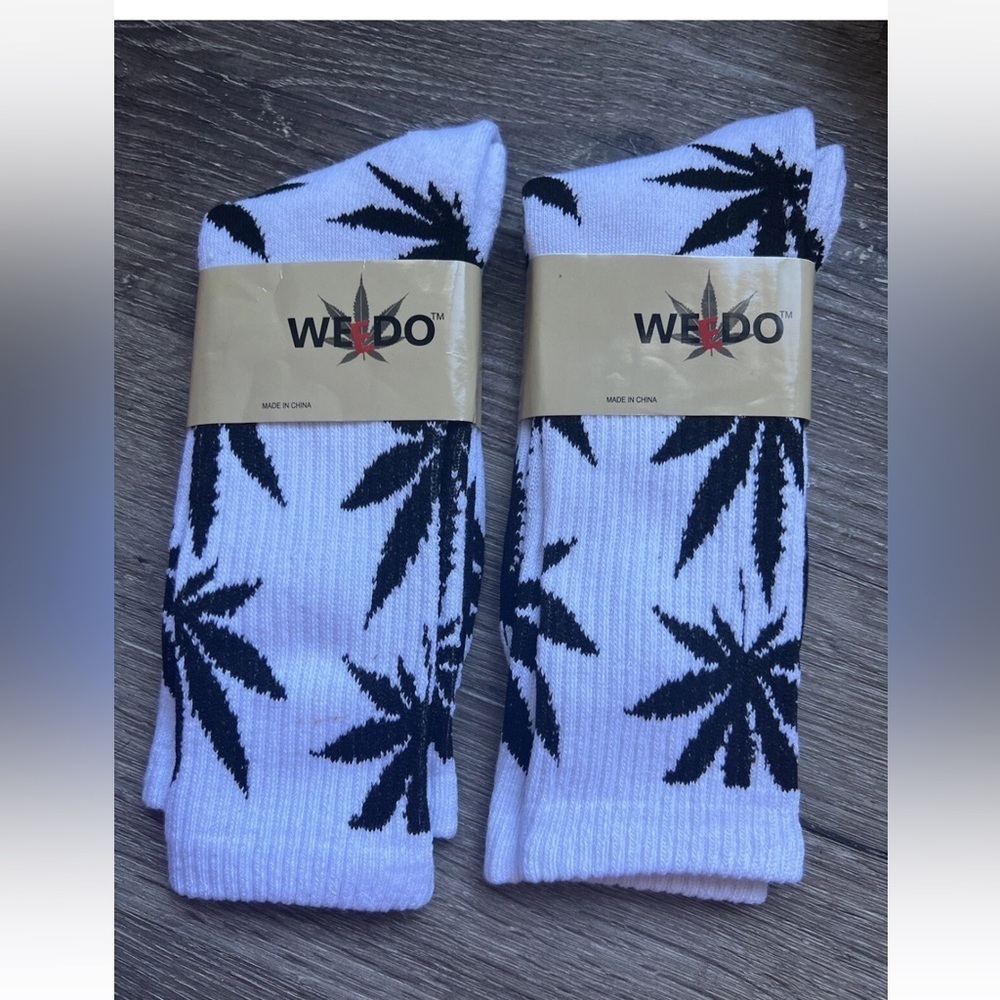 Men socks weedo leaves  men shoe size 10/13 socks. 2paies